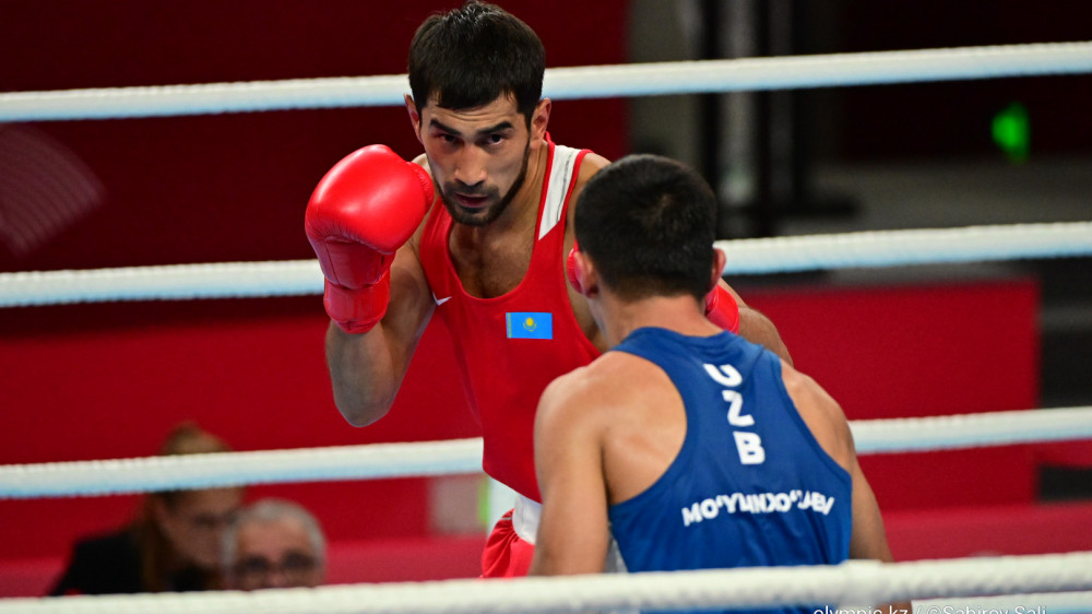 Боксер из Казахстана нокаутировал соперника из Узбекистана, проигрывая по очкам