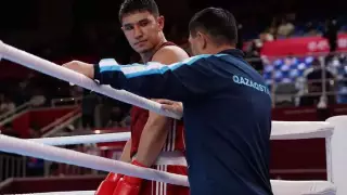 Тяжеловес из Казахстана побывал в нокдауне, но выиграл медаль Азиады