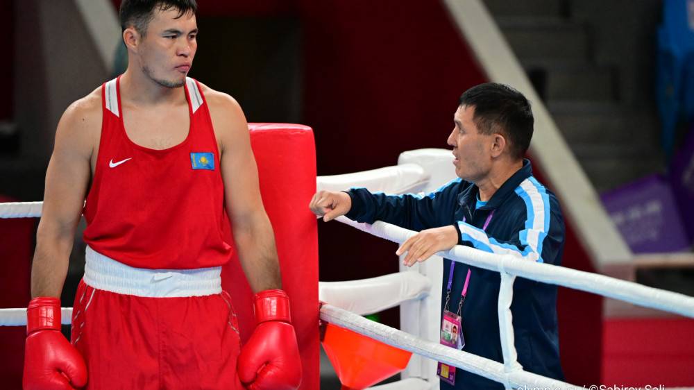 Казахстан получил первого финалиста в боксе после скандала на Азиаде