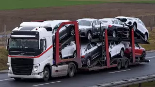 "Загружают и исчезают". Серийные угонщики на автовозе появились в Казахстане