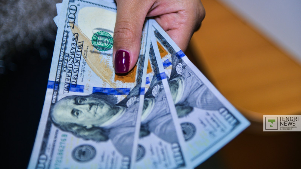 Сколько стоят доллар, евро и рубль в казахстанских обменниках