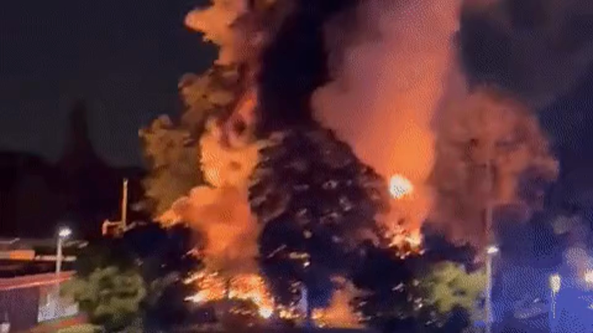 Стрельба в париже. Самый крупный пожар в мире. Полицейские авто франции. Пожар церкви в париже. Перестрелка в франции.