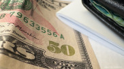 Курс доллара продолжает падать