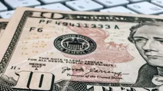 Курс доллара вырос перед выходными