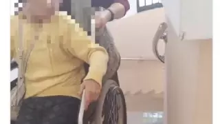 "Это издевательство": неходячих людей пригласили на концерт на втором этаже в Караганде