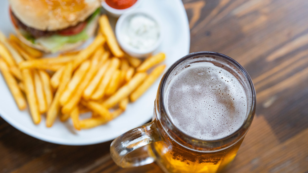 Алкоголь и жирная пища: до чего доводят организм вредные привычки