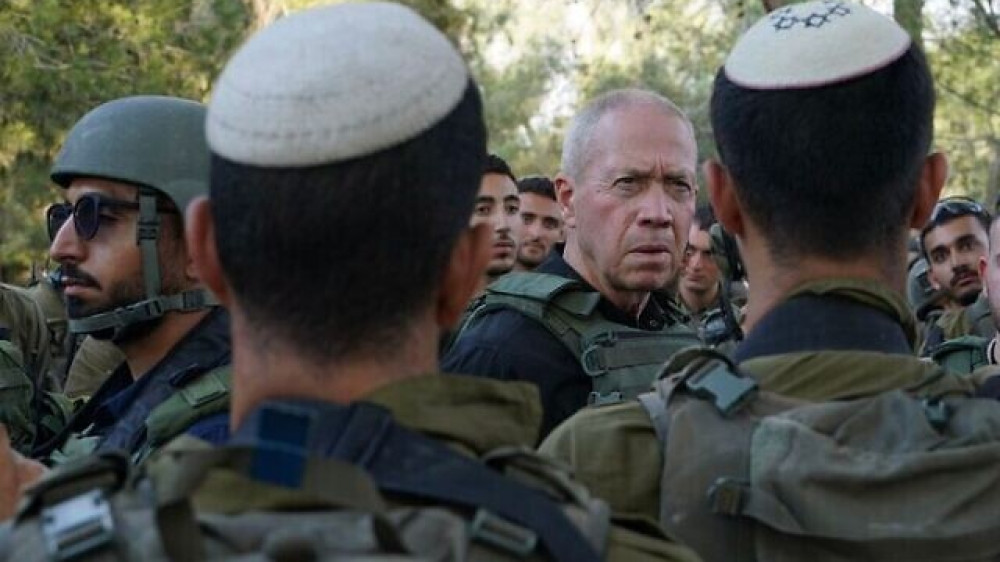 Министр обороны Йоав Галлант выступает перед армией на границе с сектором Газы, 10 октября 2023 года. Фото минобороны Израиля