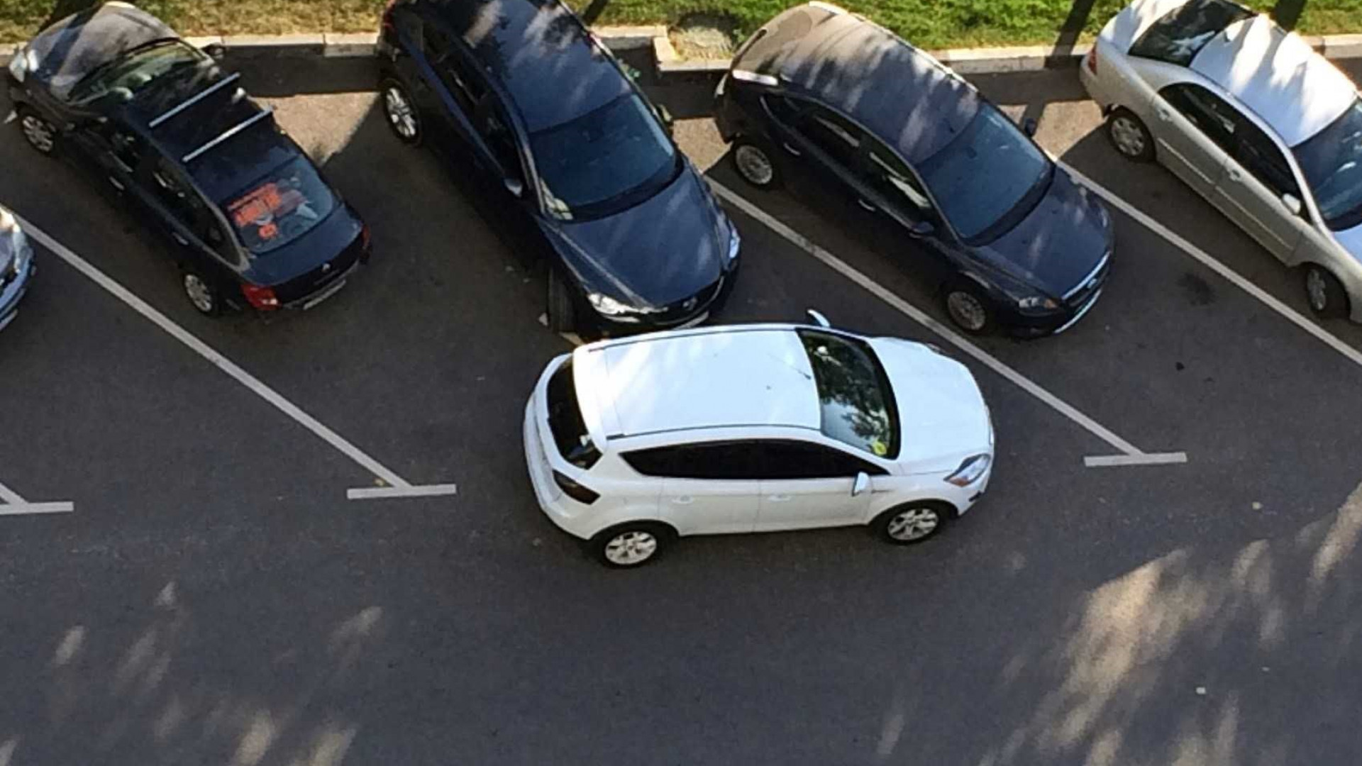 На момент выезда. Парковка автомобиля. Машина во дворе. Парковка машин во дворе. Автомобиль заперли на парковке.
