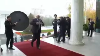 Лукашенко прокомментировал курьезный случай на ступеньках на саммите СНГ