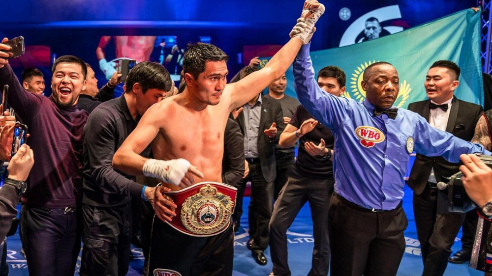 Боксер из Казахстана нокаутировал соперника и выиграл приз от WBO