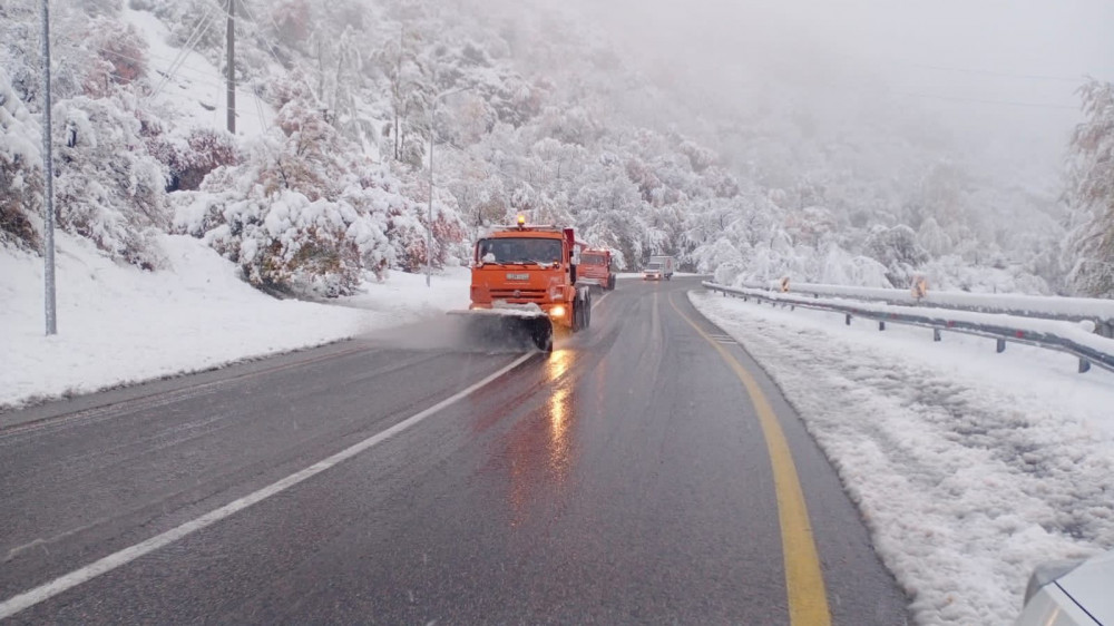 Дорогу на Шымбулак закрыли из-за снега