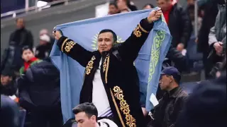 Болельщики сборной Казахстана убрали весь мусор с трибун после матча с Данией