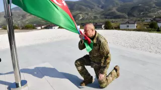 Ильхам Алиев поднял флаг Азербайджана в столице Карабаха