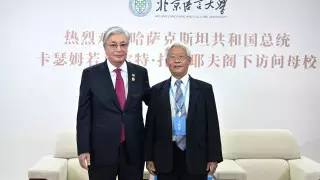 Спустя 40 лет: Токаев посетил свой вуз в Пекине и встретился с учителем