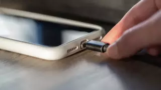 Почему нельзя оставлять телефон на зарядке на ночь - история казахстанки