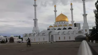 "В вещах что-то тикало". Мечеть оцепили в Астане