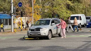 Очередное ДТП с участием самокатчика произошло в Алматы