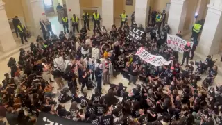 Сотни протестующих ворвались в здание Конгресса США