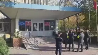 Атака телефонных террористов в Бишкеке: "бомбы" ищут в зданиях министерства и судов