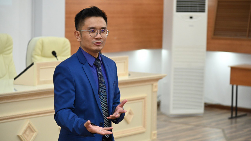 Ученый из Малайзии читает лекции студентам международного факультета Университета Heriot-Watt