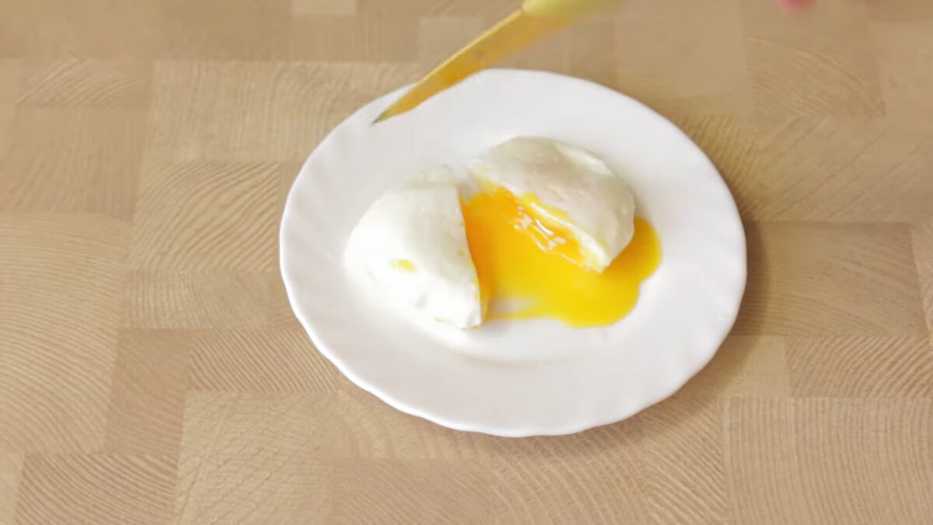 Рецепт яйцо пашот в домашних условиях кастрюле. Варка яиц пашот. Яйца сваренные пашот. Яйцо пашот без скорлупы. Способ приготовления яйца пашот.