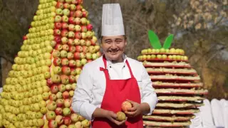 В Алматы приготовили 60-метровый штрудель из яблок