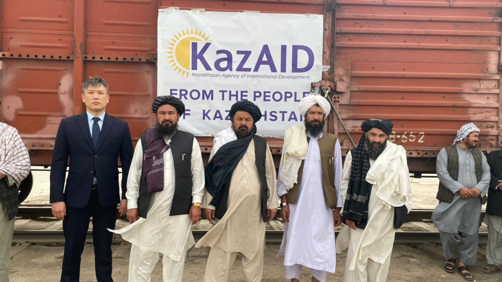 Казахстан передал Афганистану 27 вагонов гуманитарной помощи