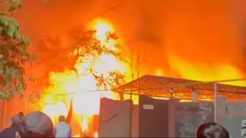 Мощный пожар сняли на видео в Талгаре