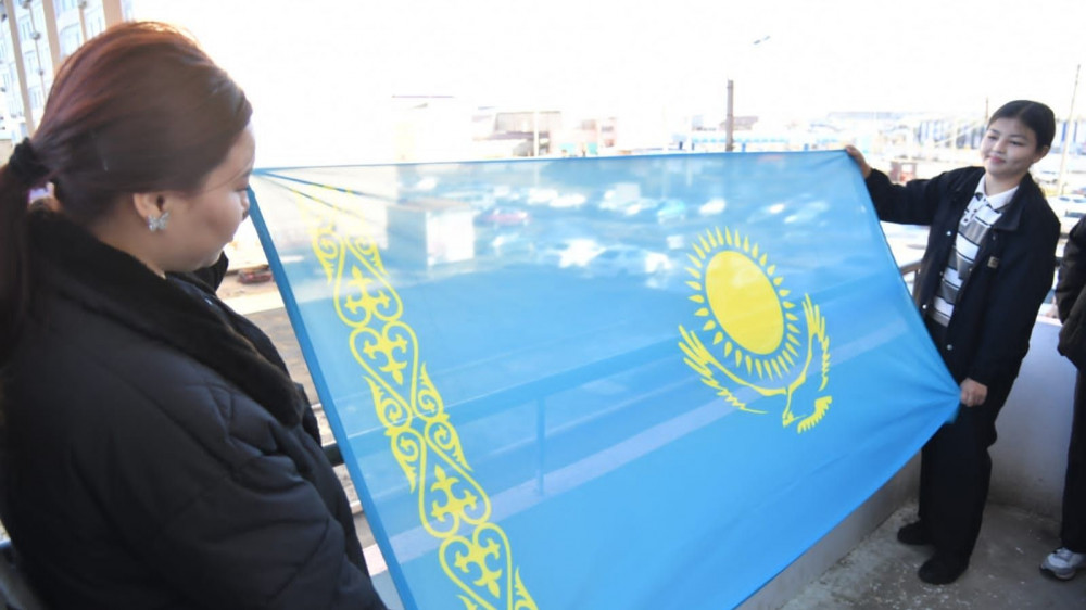 Балконы жилых домов в Атырау украсили флагами Казахстана