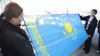 Балконы жилых домов в Атырау украсили флагами Казахстана