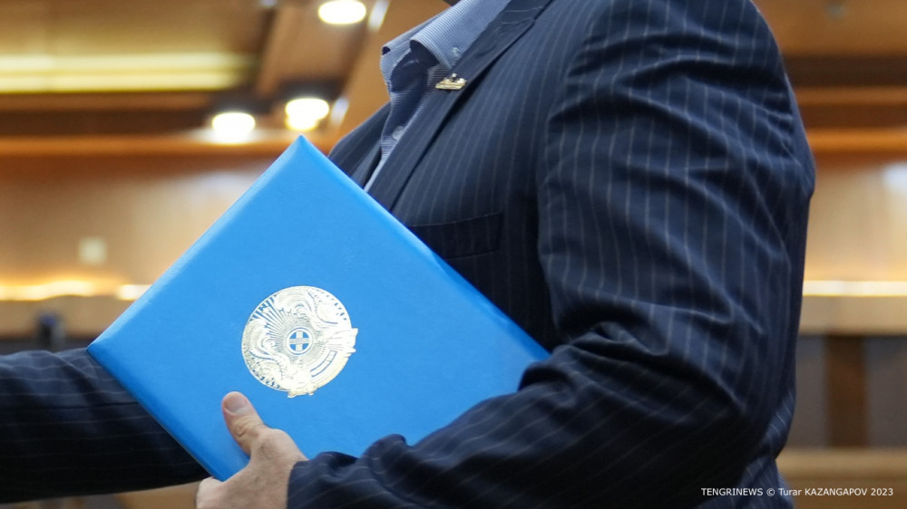 Казахстанская бюрократия копирует инициативы России - аналитики