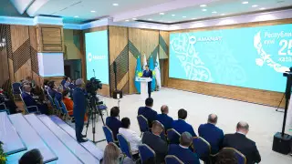 В Amanat вручили государственные награды ряду партийцев и общественников