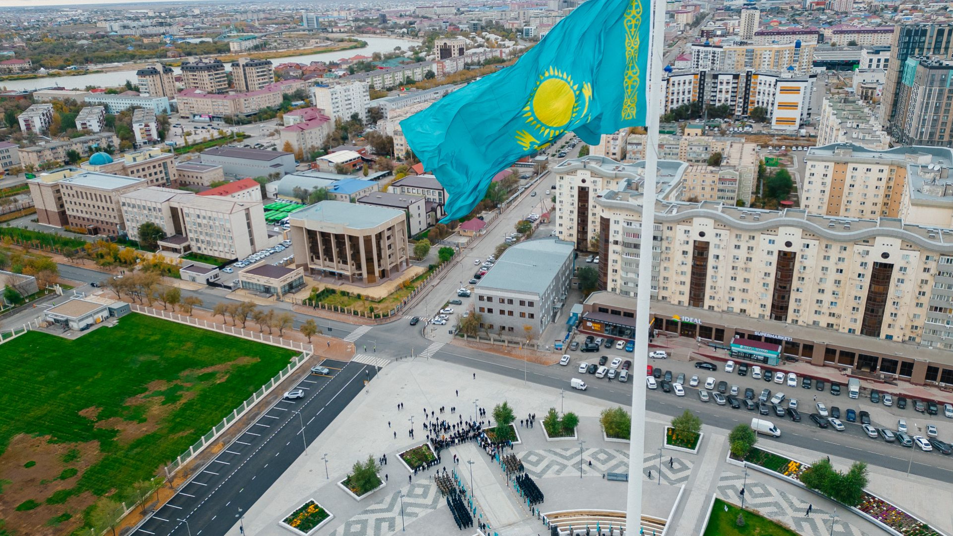 В Атырау прошла церемония поднятия государственного флага: 25 октября 2023,  22:02 - новости на Tengrinews.kz