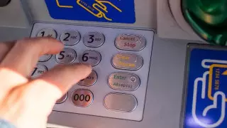 Полмиллиона тенге забыли в банкомате на рынке в Актобе