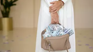 Профессор Гарварда рассказал о трех способах купить счастье за деньги