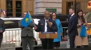 "Мы одинаковые". Мэр Нью-Йорка взял в руки флаг Казахстана и выступил с речью
