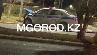 Полицейская машина врезалась в авто в Уральске