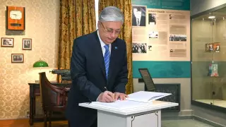 Токаеву показали документы о его отце в музее Жетысу