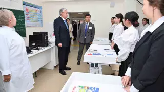 Президент осмотрел общежитие и школу имени Кемеля Токаева в Уштобе