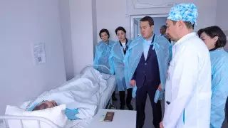 Премьер Смаилов навестил горняков, пострадавших на шахте в Караганде