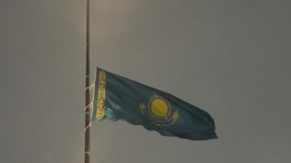 Общенациональный траур: в Казахстане приспустили флаги