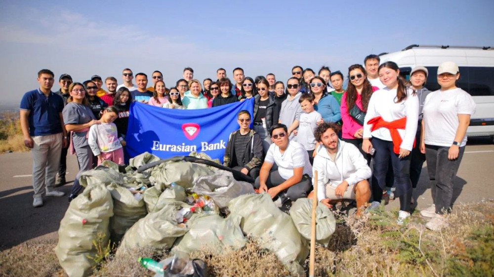 Сотрудники Евразийского банка собрали 7,5 тонны мусора по всей стране