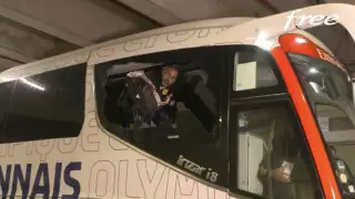 Болельщики забросали камнями автобус с французскими футболистами и ранили тренера