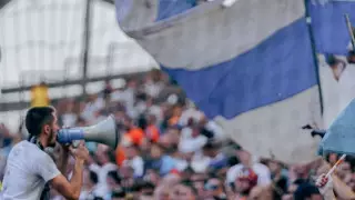 Фанаты забросали камнями футболистов: история получила продолжение