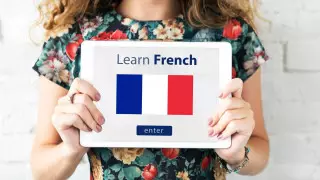 Макрон попросил вернуть французский в школы Казахстана