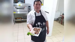 "Әйелім тастап кетті". Жалғызбасты әке аспаздықтың арқасында балаларын аяқтандырған