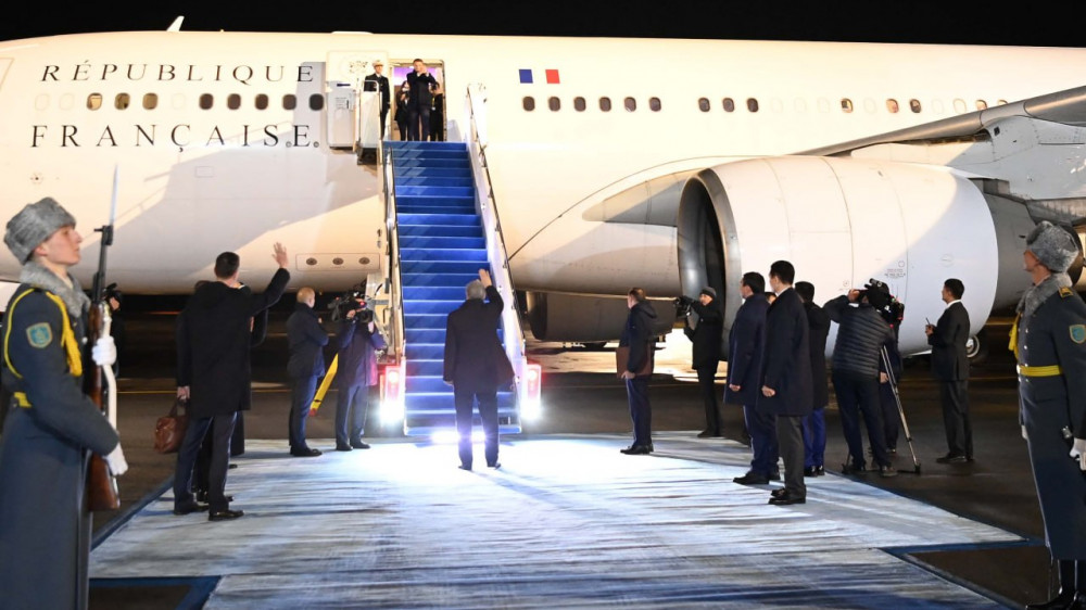 Президент Токаев лично проводил Макрона в столичном аэропорту