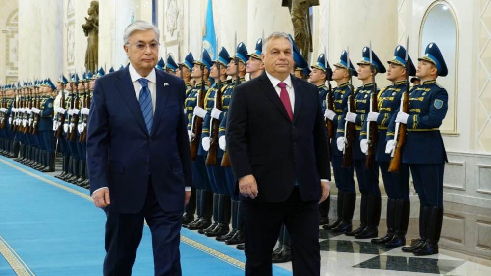 Токаев встретил премьер-министра Венгрии в Акорде