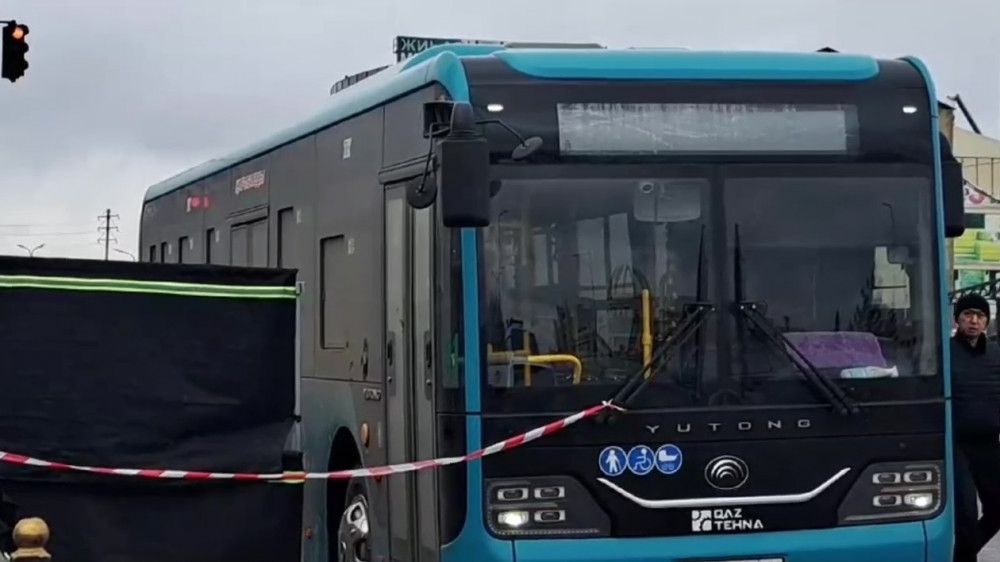 Автобус с пассажирами насмерть сбил пешехода в Караганде
