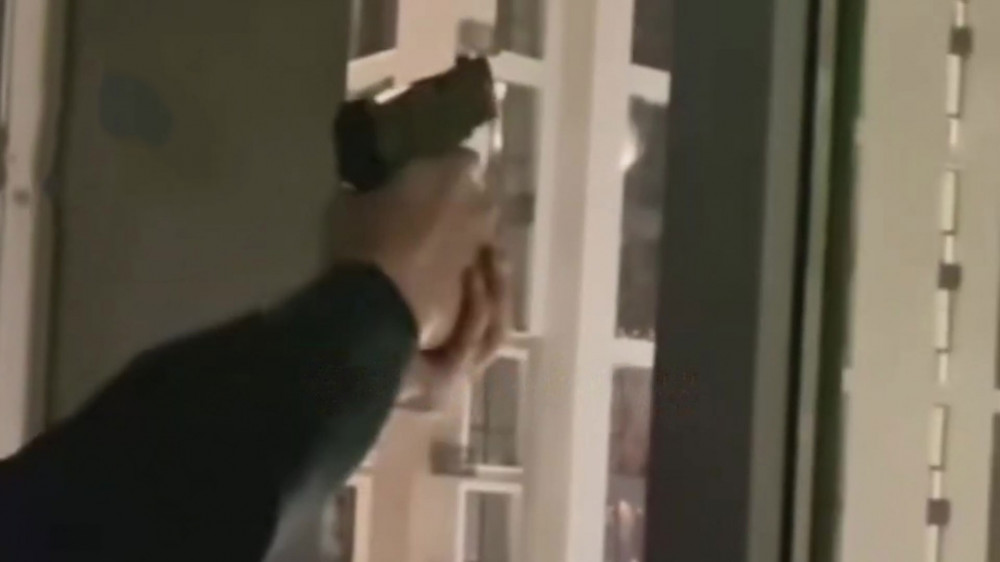 Открывшего стрельбу из окна алматинца ищет полиция
